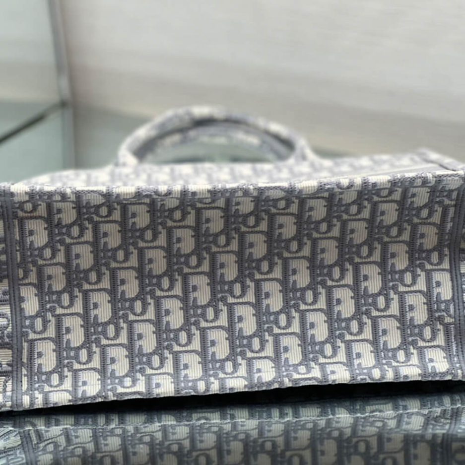 medium D*or book tote