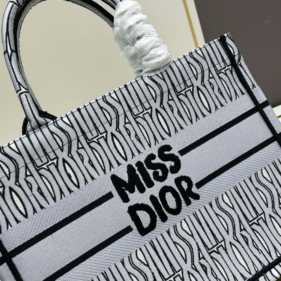 medium D*or book tote