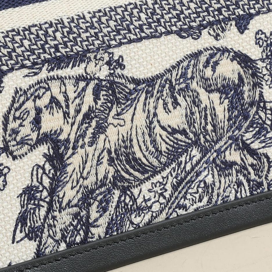 medium D*or book tote